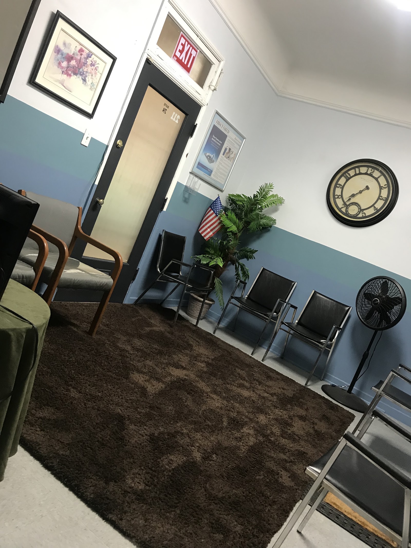 Second waiting room with wall clock